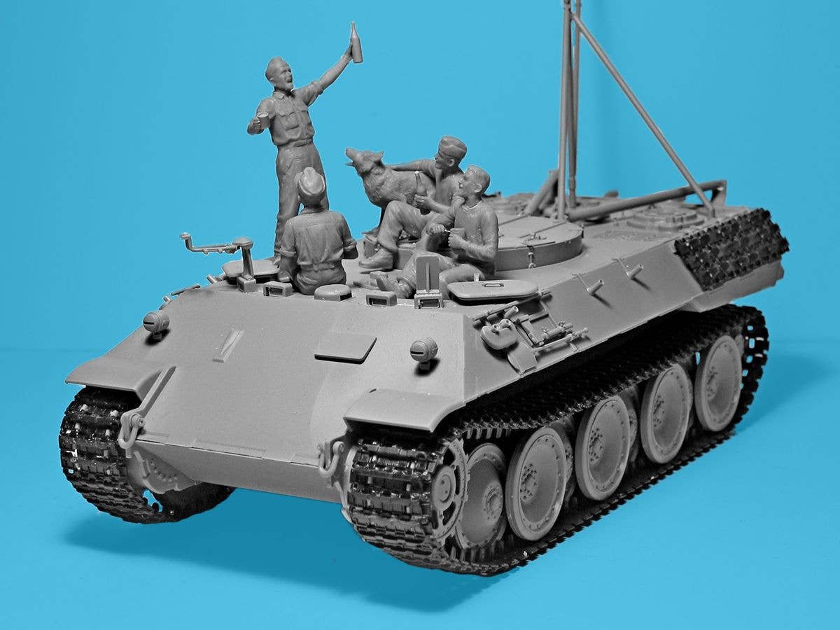 ICM 1/35 '"Prost", Between Battles on Bergepanther (WWII German Tankmen with Bergepanther), Vehicle | 4823044409693