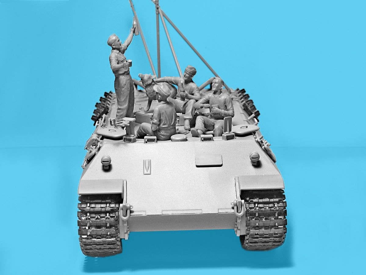 ICM 1/35 '"Prost", Between Battles on Bergepanther (WWII German Tankmen with Bergepanther), Vehicle | 4823044409693