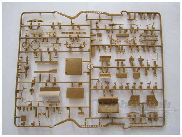ICM 1/35 Admiral Cabriolet, WWII German Staff Car with Figures | 4823044402601