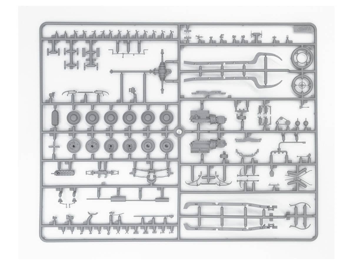 ICM 1/35 Typ 320 (W142) Saloon with German Staff Personnel | 4823044405978