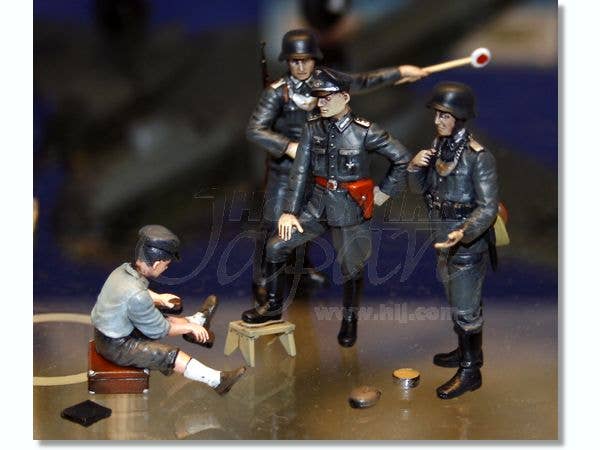 ICM 1/35 German Patrol (1939-1942) (4 figures - 1 officer, 2 soldiers, 1 civilian) | 4823044402038