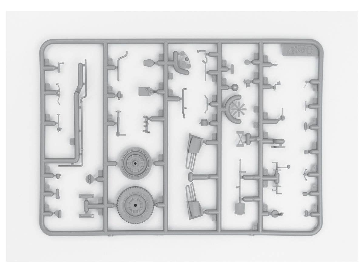 ICM 1/35 le.gl.Einheitz-Pkw Kfz.2, WWII German Light Radio Communication Car | 4823044405992