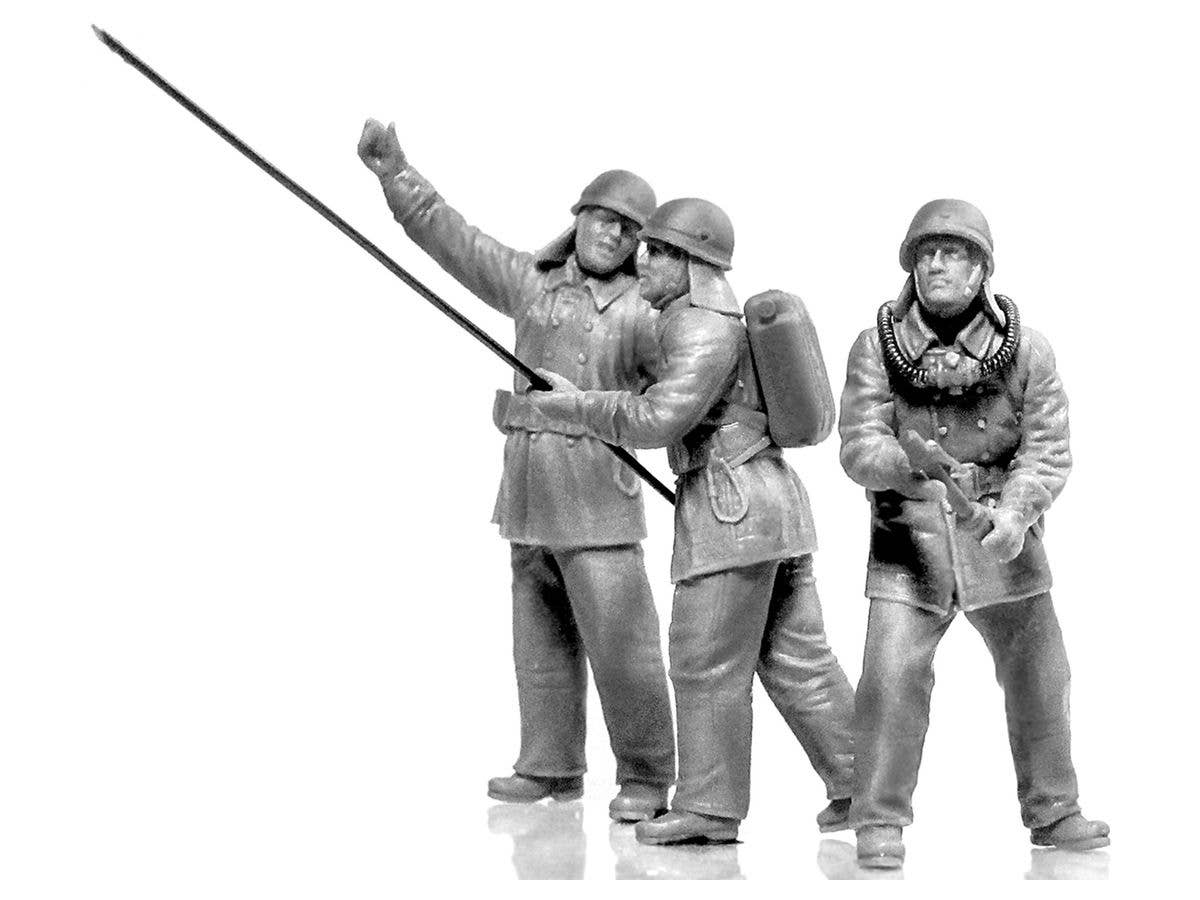 ICM 1/35 Soviet Firemen (1980s) | 4823044407583
