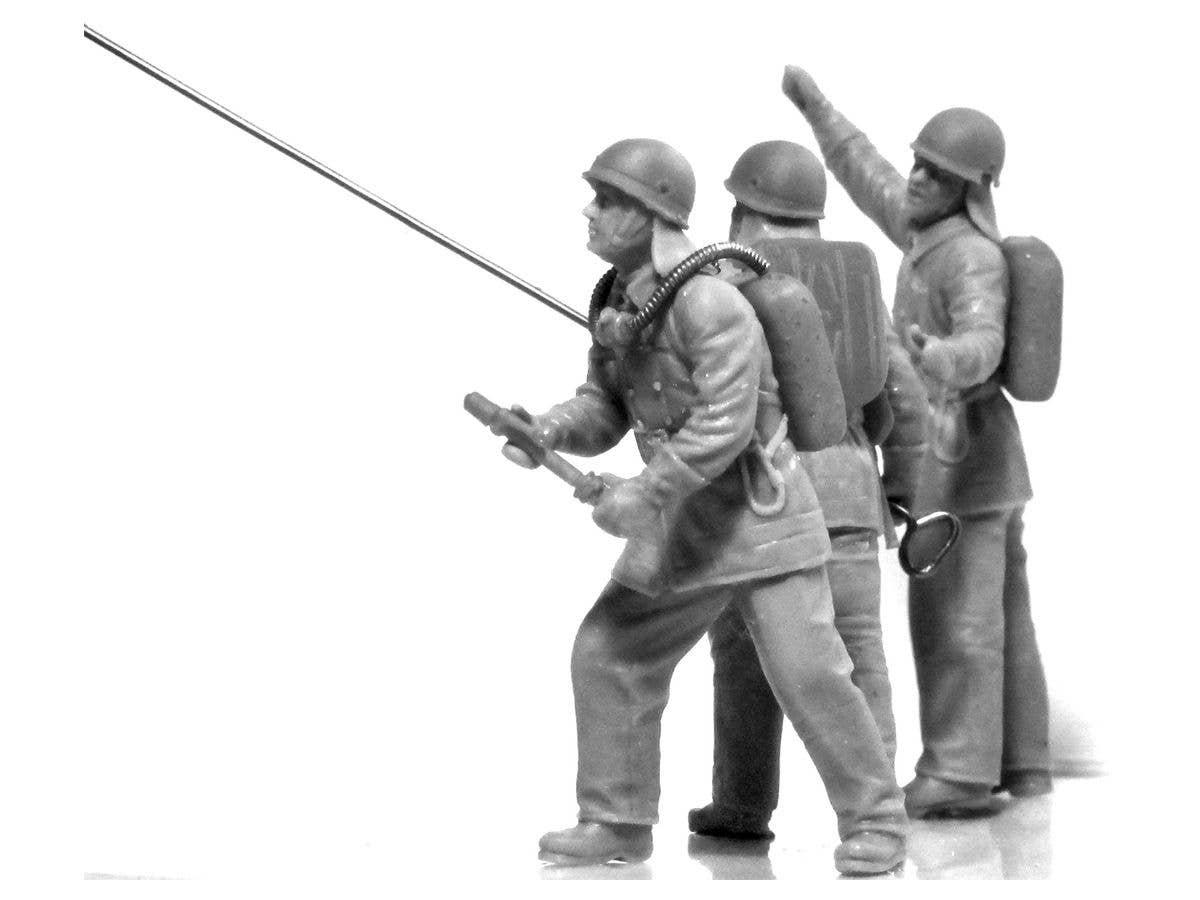 ICM 1/35 Soviet Firemen (1980s) | 4823044407583