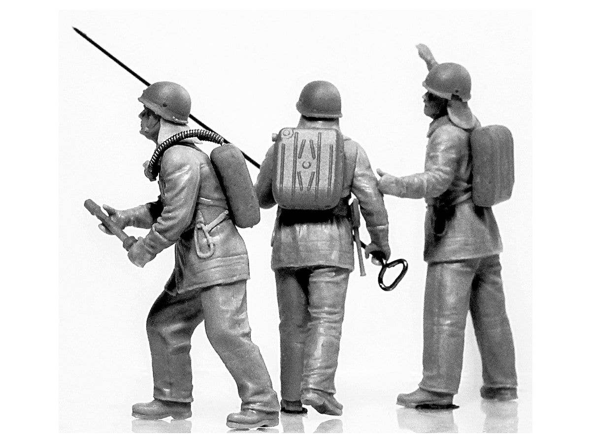 ICM 1/35 Soviet Firemen (1980s) | 4823044407583