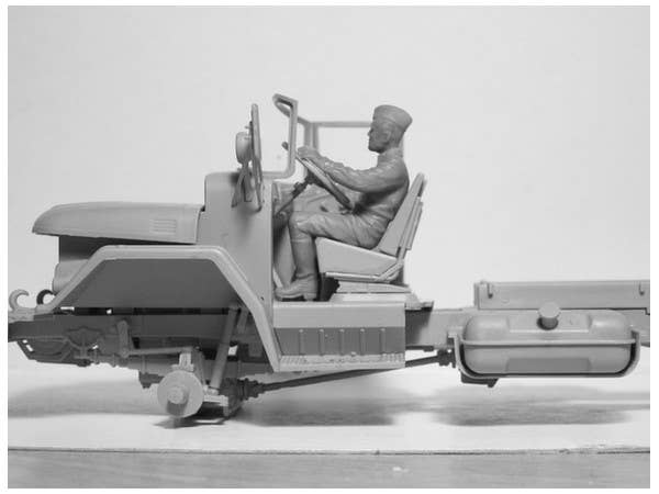 ICM 1/35 Soviet Drivers (1979-1991) (2 figures) | 4823044405213