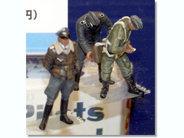 ICM 1/48 German Luftwaffe Pilots and Ground Personnel (1939-1945)  (7 figures - 3 pilots, 4 mechanics) | 4823044401284