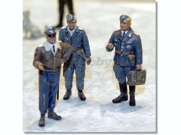 ICM 1/48 German Luftwaffe Ground Personnel (1939-1945)  (7 figures -  staff officer, 2 pilots, 4 mechanics, and dog figure) | 4823044401970