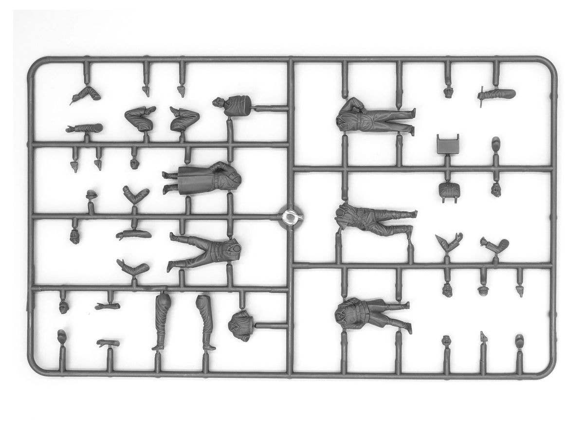 ICM 1/48 WWII Luftwaffe Airfield - Messerschmitt Bf 109F-4, Hs 126 B-1, German Luftwaffe Pilots and Ground Personnel (7 figures) | 4823044408092