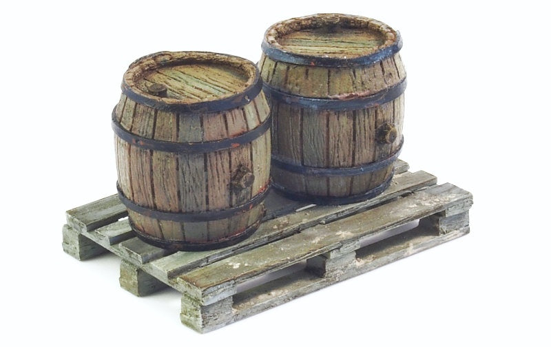 Matho 1/35 Set of 2 Wooden Barrels + Wooden Pallet