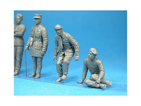 MiniArt 1/35 French Tank Crew | 4820041102220