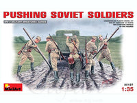 MiniArt Pushing Soviet Soldiers (1/35) | 4820041102480
