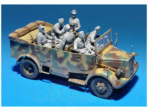 MiniArt 1/35 Kfz.70 (MB 1500A) German 4x4 Car w/Crew | 4820041102695