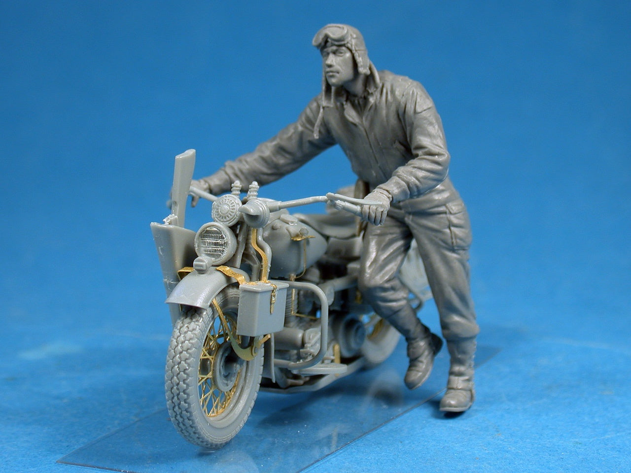 MiniArt U.S.Soldier Pushing Motorcycle (1/35) | 4820183310194