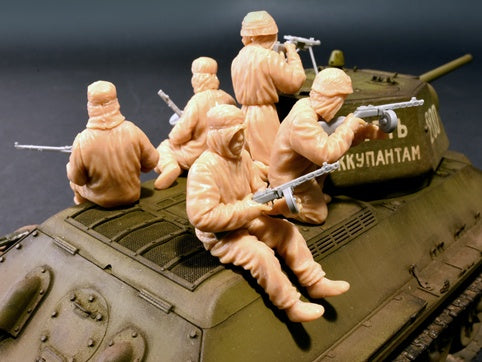 MiniArt 1/35 Soviet Assault Infantry (Winter Camouflage Cloaks) | 4820183310866