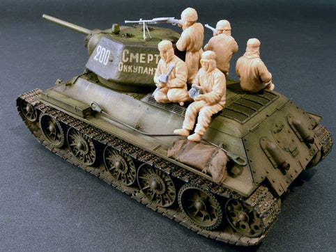 MiniArt 1/35 Soviet Assault Infantry (Winter Camouflage Cloaks) | 4820183310866