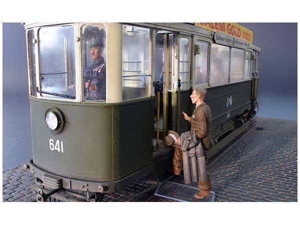 MiniArt 1/35 European Tramcar (Strassenbahn Triebwagen 641) with Crew & Passengers | 4820183310545