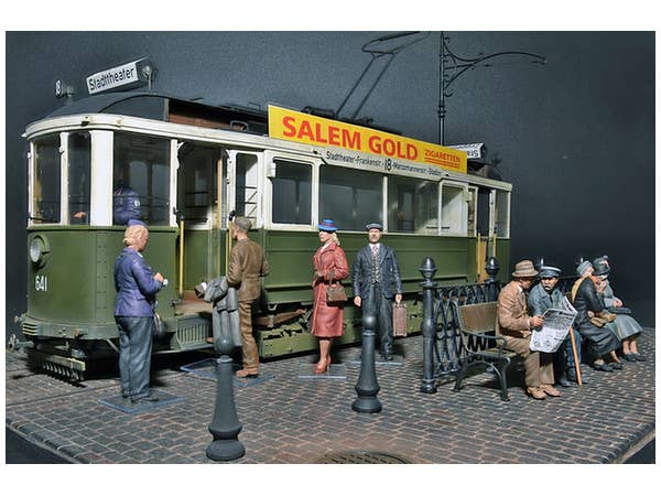 MiniArt 1/35 European Tramcar (Strassenbahn Triebwagen 641) with Crew & Passengers | 4820183310545