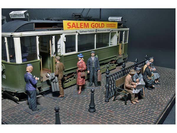MiniArt 1/35 European Tramcar (Strassenbahn Triebwagen 641) with Crew & Passengers | 4820183310545