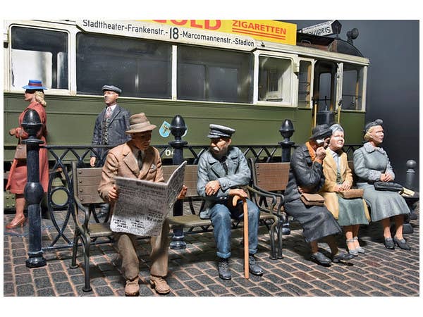 MiniArt 1/35 European Tramcar (Strassenbahn Triebwagen 641) with Crew & Passengers | 4820183310545