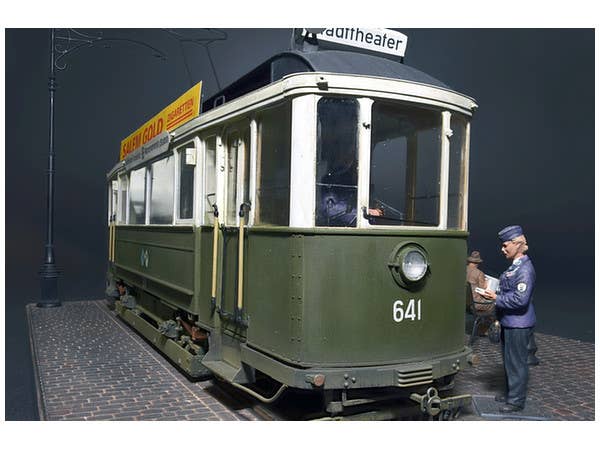 MiniArt 1/35 European Tramcar (Strassenbahn Triebwagen 641) with Crew & Passengers | 4820183310545