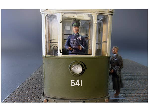 MiniArt 1/35 European Tramcar (Strassenbahn Triebwagen 641) with Crew & Passengers | 4820183310545