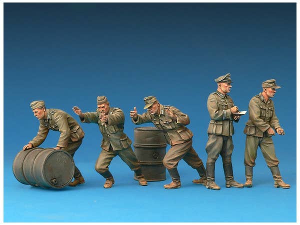 Miniart [35256] 1/35 German Soldiers w/ Fuel Drums. Special Edition | 4820183311238