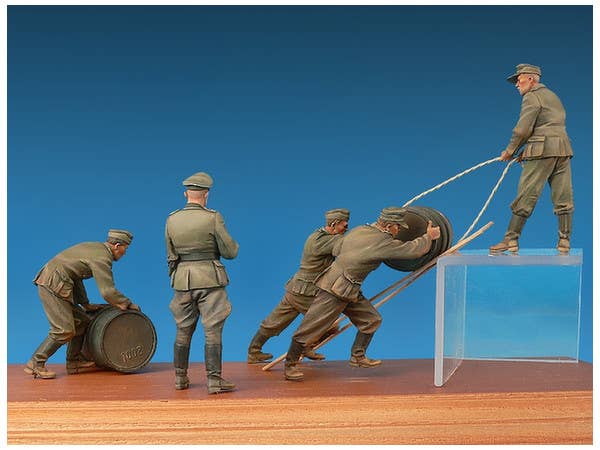 Miniart [35256] 1/35 German Soldiers w/ Fuel Drums. Special Edition | 4820183311238