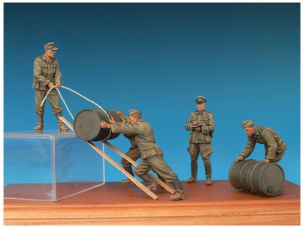 Miniart [35256] 1/35 German Soldiers w/ Fuel Drums. Special Edition | 4820183311238