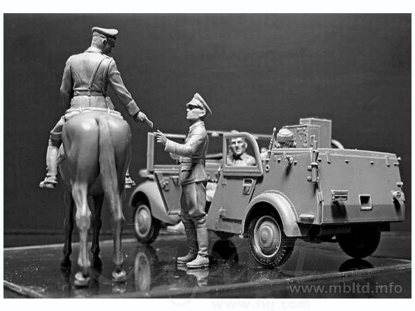 MASTER BOX Urgent dispatch. German military radio car Sd.Kfz. 2 Type 170VK with crew, WW II era | 4820113081095