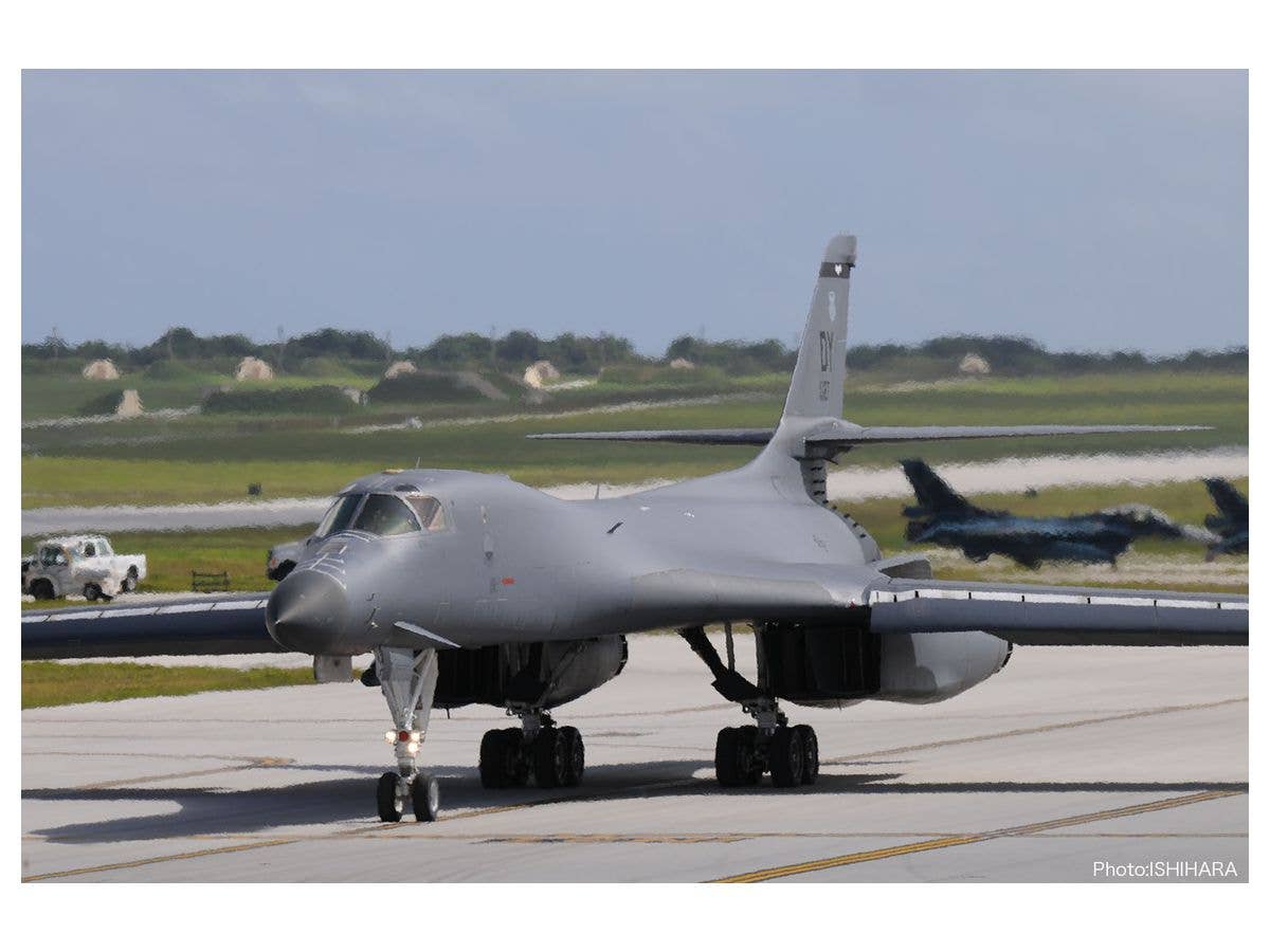 Platz 1/144 U.S. Air Force Bomber B-1B Lancer Guam Undersen AB | 4545782077902