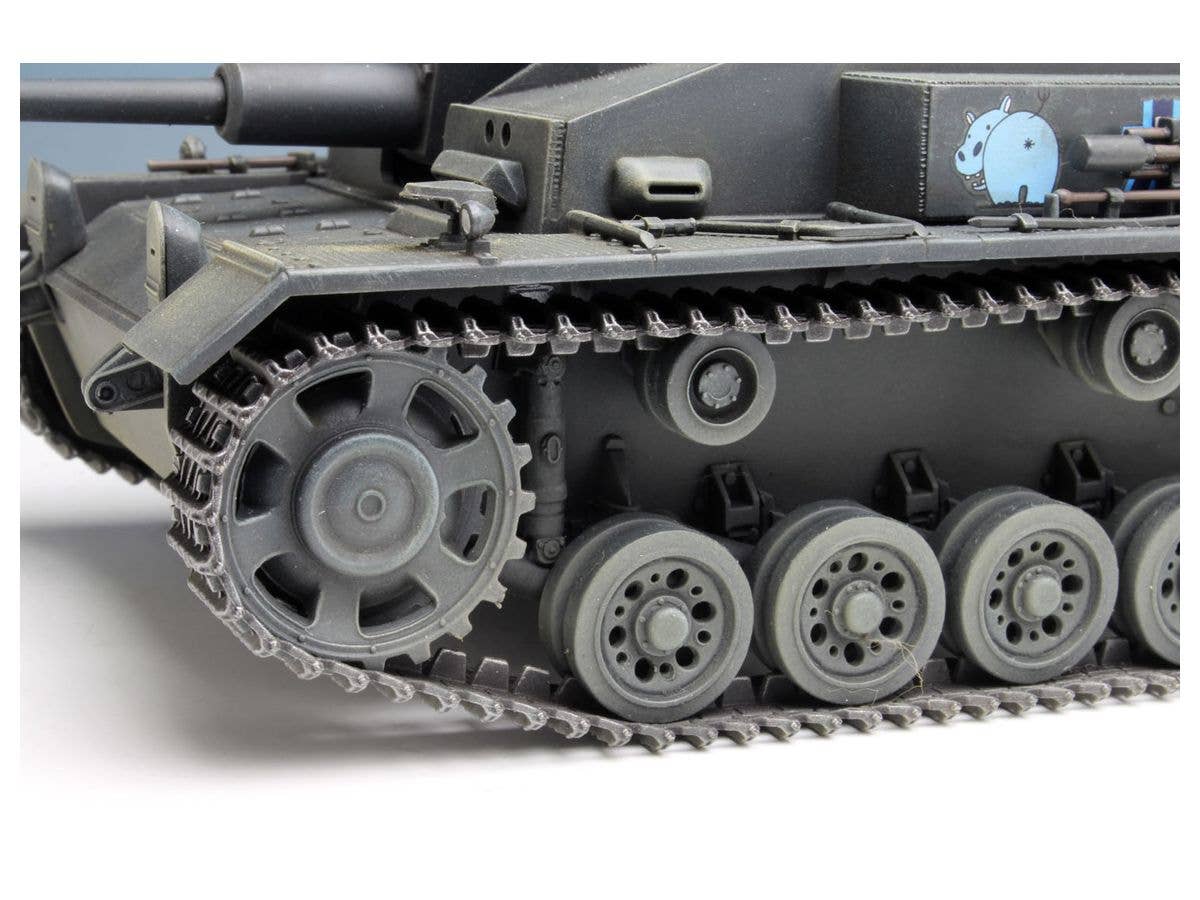 Platz 1/35 GIRLS und PANZER Sturmgeschutz III Ausf. F TEAM KABASAN Tank with Mini Prepainted Figure Set | 4545782071795