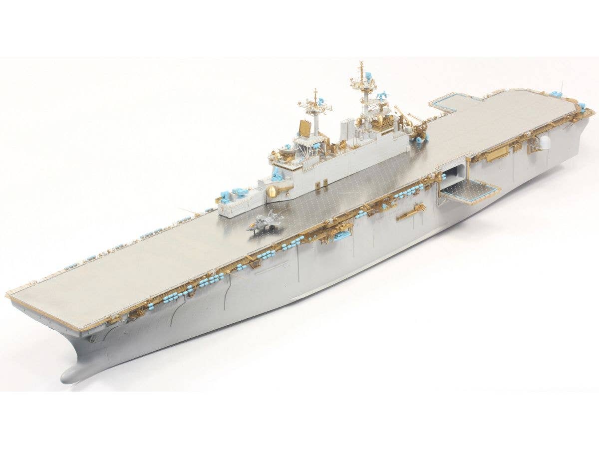 Pontos Model 1/350 USS LHD-2 Essex | 8806345680790