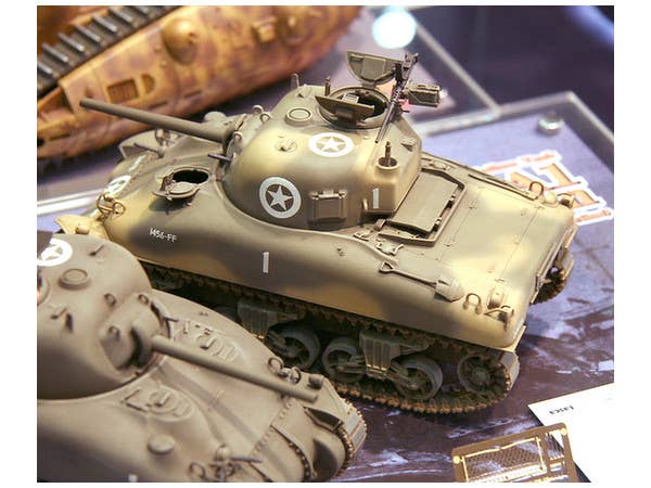 Asuka 1/35 U.S. Medium Tank M4A1 Sherman (Mid Production) | 4571229090609