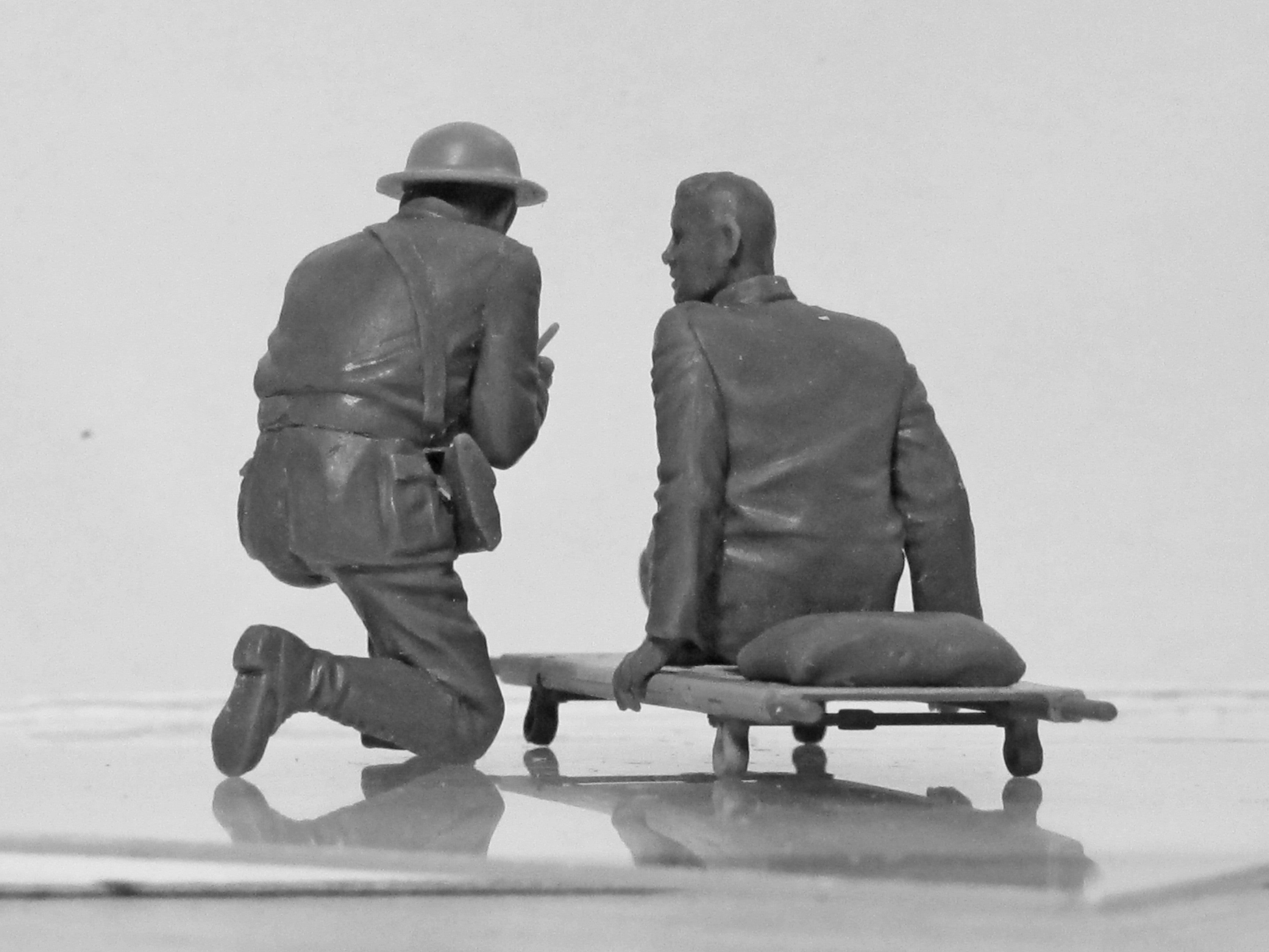 ICM 1/35 Model T 1917 Ambulance with US Medical Personnel | 4823044404506