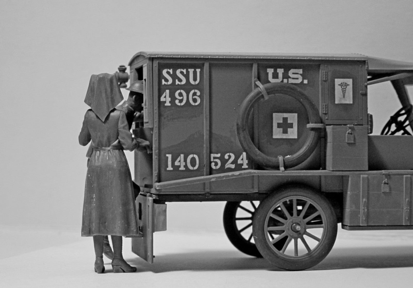 ICM 1/35 Model T 1917 Ambulance with US Medical Personnel | 4823044404506