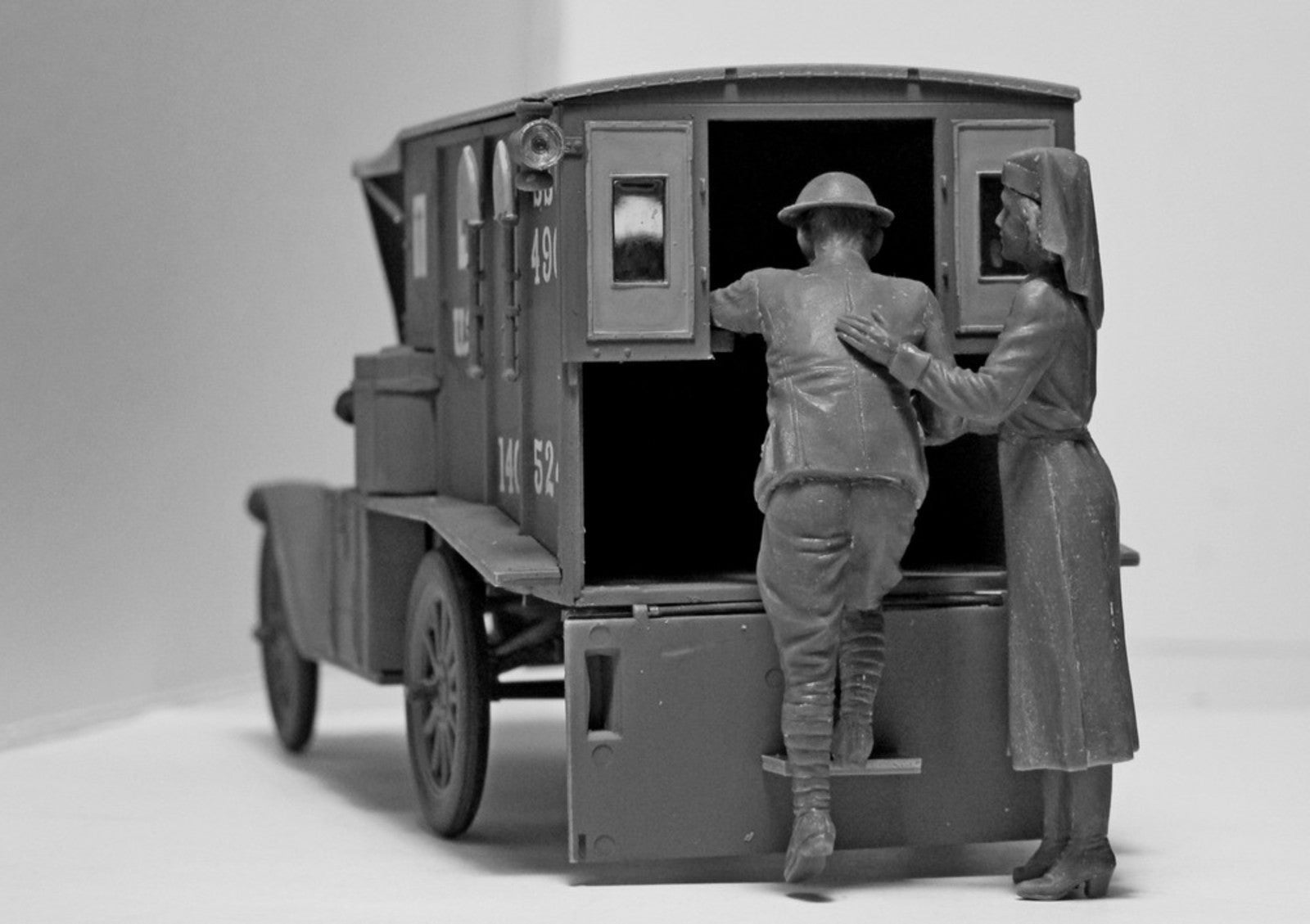 ICM 1/35 Model T 1917 Ambulance with US Medical Personnel | 4823044404506