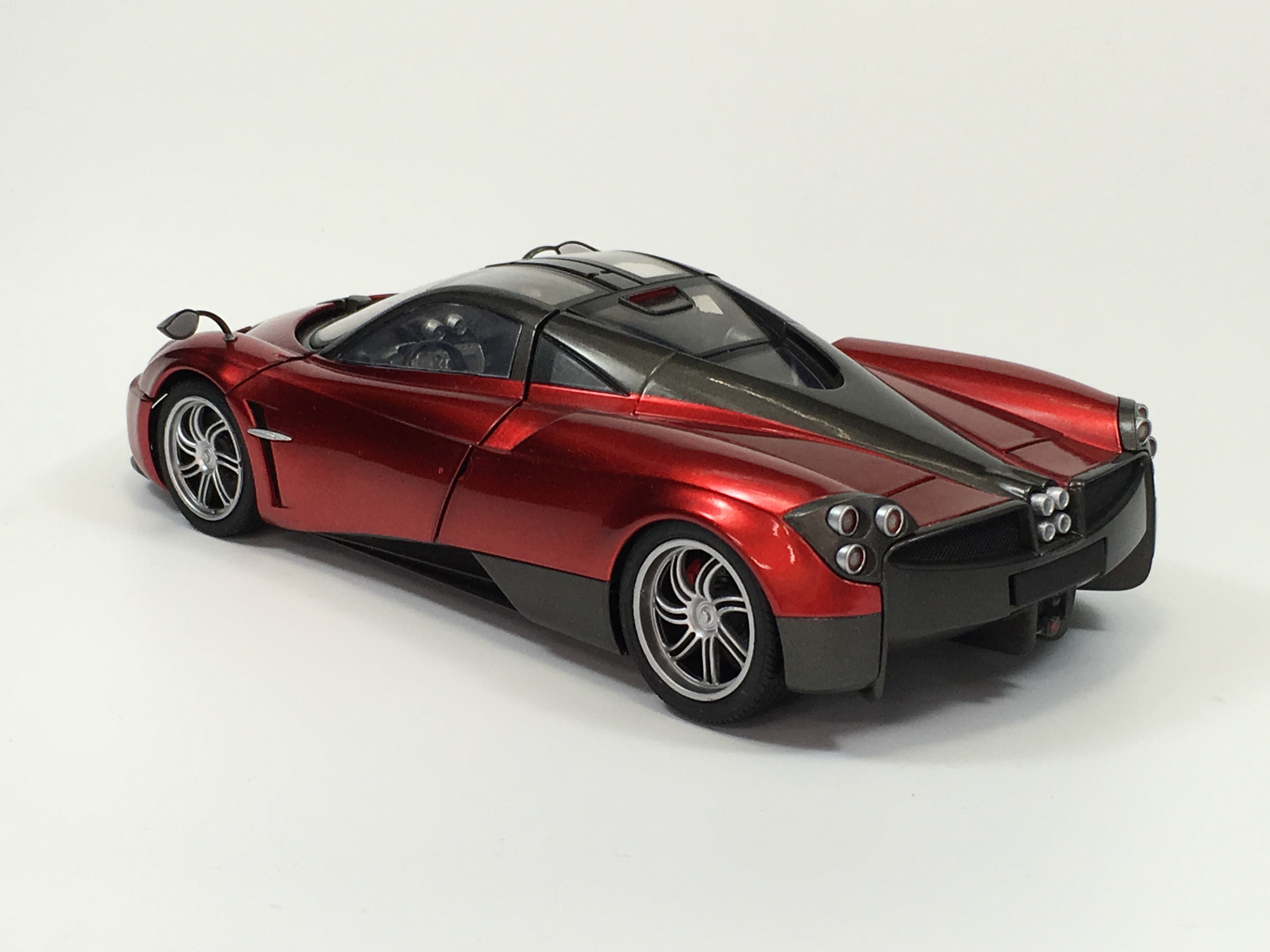 Aoshima 1/24 Pagani Huayra [Overseas Edition] | 4905083010914