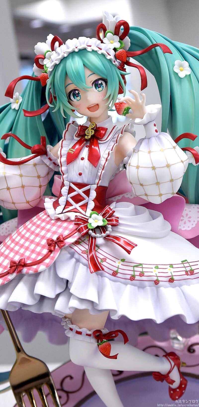 Good Smile Company Character Vocal Series 01: Hatsune Miku Series Miku 15th Anniversary Ver. 1/7 Scale Figure