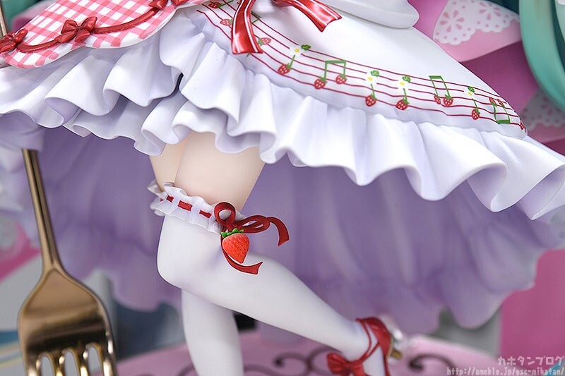 Good Smile Company Character Vocal Series 01: Hatsune Miku Series Miku 15th Anniversary Ver. 1/7 Scale Figure