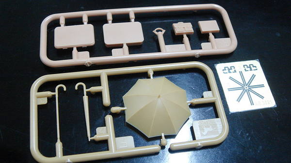Bronco Models 1/35 WWII Civilian Suitcase with Umbrella Set | 4544032671815