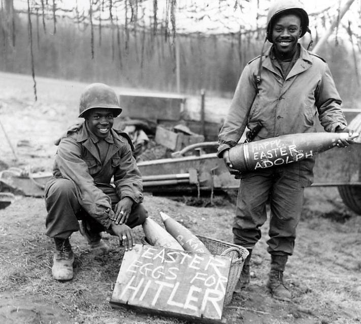 AK Interactive 1/35 WWII US Artillery Crew 'Easter Gifts' Plastic Model Kit | 8435568306141