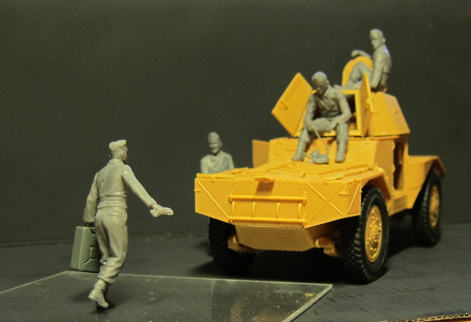 ICM 1/35 German Armoured Vehicle Crew (1941-1942) (4 figures and cat) | 4823044403981