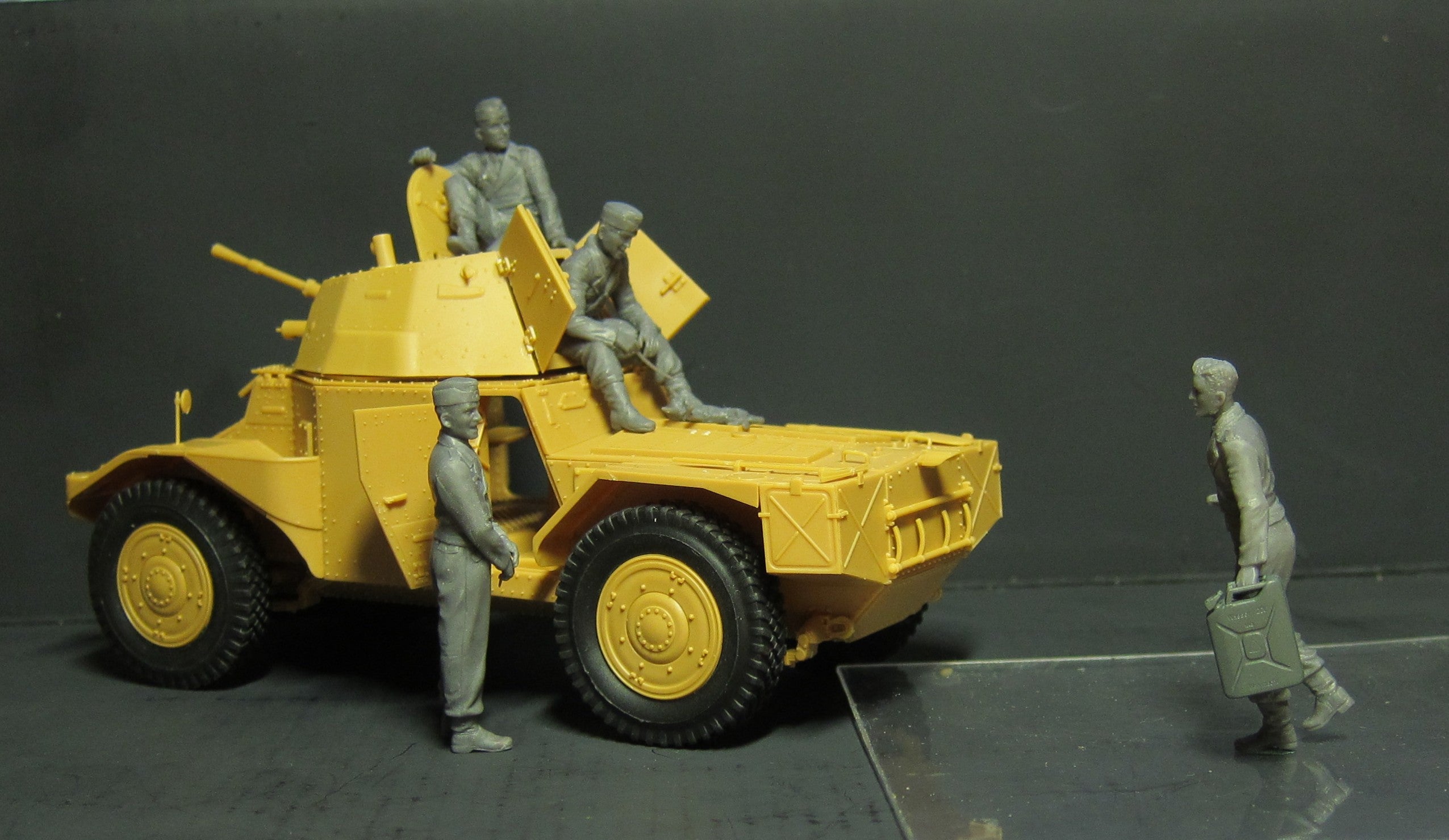 ICM 1/35 German Armoured Vehicle Crew (1941-1942) (4 figures and cat) | 4823044403981