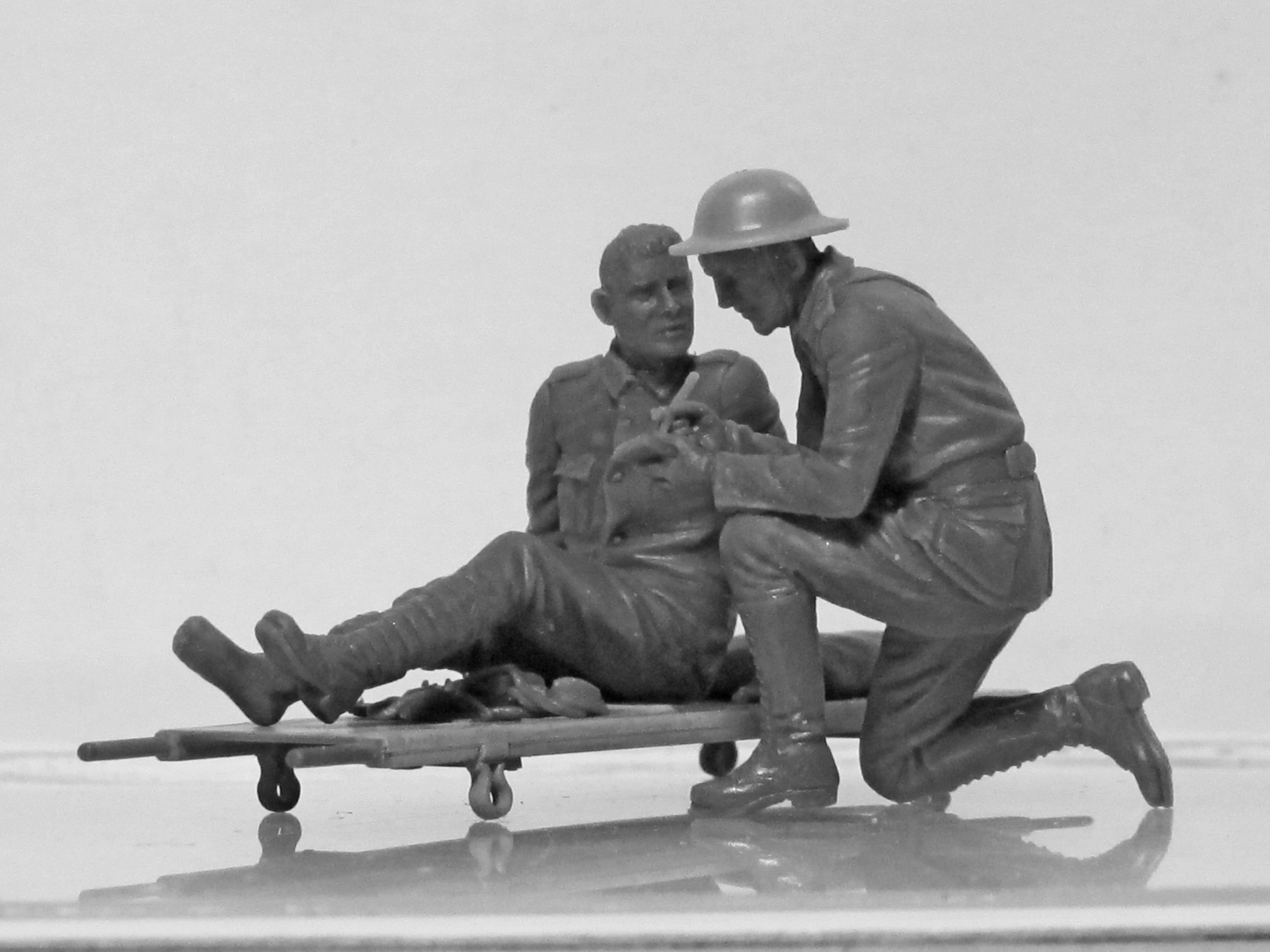 ICM 1/35 Model T 1917 Ambulance with US Medical Personnel | 4823044404506