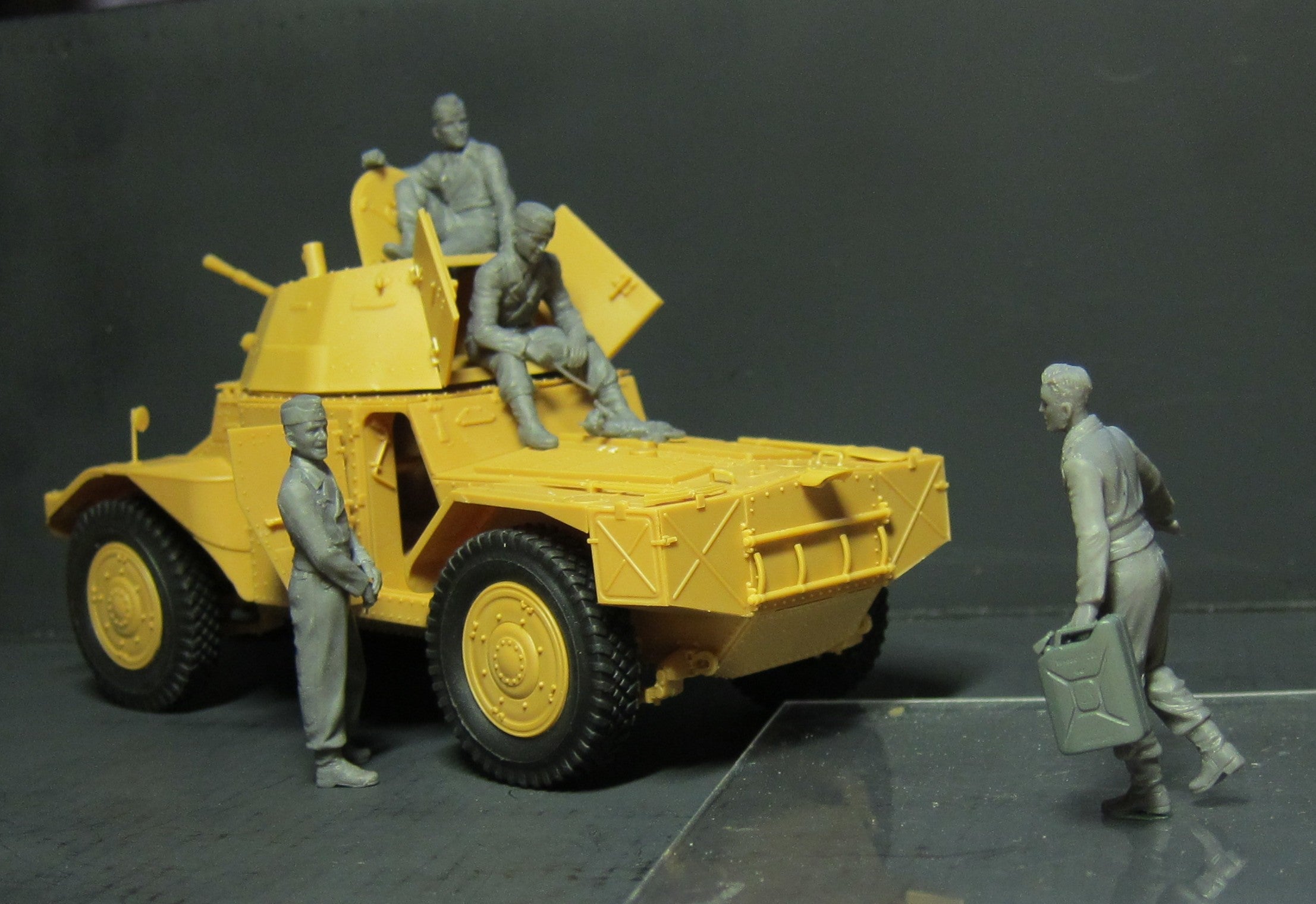 ICM 1/35 German Armoured Vehicle Crew (1941-1942) (4 figures and cat) | 4823044403981