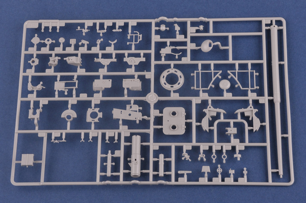 Hobby Boss 1/35 Pz.Kpfw.VI Sd.Kfz.182 Tiger II (Henschel July. 1945 Production) | 6939319245335